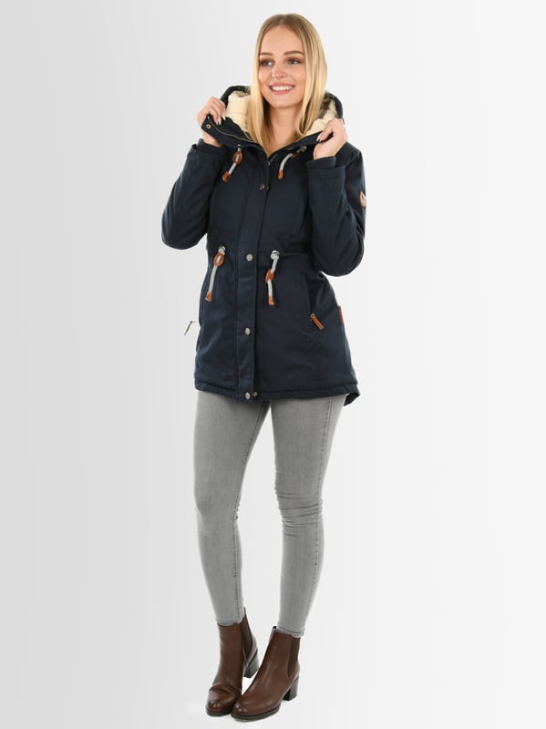 Navahoo Parka Dames – Warme, windafstotende winterjas met teddyvoering & capuchon

Stijlvol en functioneel voor herfst en winter: Deze jas met zachte teddyvoering (behalve de mouwen) houdt je warm en beschermd tegen wind. De getailleerde pasvorm zorgt voor een elegante look.

✔ Warm & windafstotend ontwerp
✔ Capuchon met teddyvoering en trekkoord
✔ Hoge kraag & geribde manchetten
✔ Zijzakken, borstzakken en binnenzak
✔ Stevige ritssluiting & windvanger

Materiaal:
Buitenstof: 100% Katoen
Voering & vulling: 100% Polyester