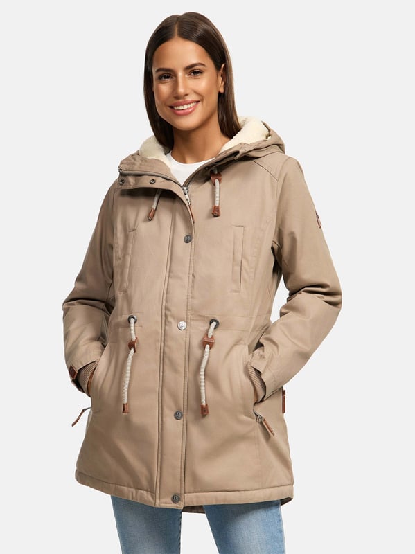 Navahoo Parka Dames – Warme, windafstotende winterjas met teddyvoering & capuchon

Stijlvol en functioneel voor herfst en winter: Deze jas met zachte teddyvoering (behalve de mouwen) houdt je warm en beschermd tegen wind. De getailleerde pasvorm zorgt voor een elegante look.

✔ Warm & windafstotend ontwerp
✔ Capuchon met teddyvoering en trekkoord
✔ Hoge kraag & geribde manchetten
✔ Zijzakken, borstzakken en binnenzak
✔ Stevige ritssluiting & windvanger

Materiaal:
Buitenstof: 100% Katoen
Voering & vulling: 100% Polyester