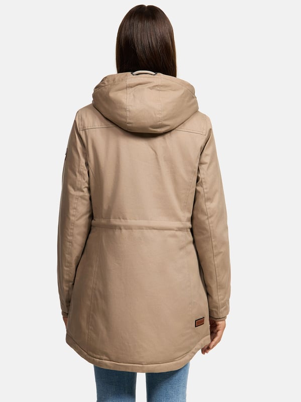 Navahoo Parka Dames – Warme, windafstotende winterjas met teddyvoering & capuchon

Stijlvol en functioneel voor herfst en winter: Deze jas met zachte teddyvoering (behalve de mouwen) houdt je warm en beschermd tegen wind. De getailleerde pasvorm zorgt voor een elegante look.

✔ Warm & windafstotend ontwerp
✔ Capuchon met teddyvoering en trekkoord
✔ Hoge kraag & geribde manchetten
✔ Zijzakken, borstzakken en binnenzak
✔ Stevige ritssluiting & windvanger

Materiaal:
Buitenstof: 100% Katoen
Voering & vulling: 100% Polyester