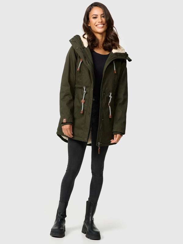 Navahoo Parka Dames – Warme, windafstotende winterjas met teddyvoering & capuchon

Stijlvol en functioneel voor herfst en winter: Deze jas met zachte teddyvoering (behalve de mouwen) houdt je warm en beschermd tegen wind. De getailleerde pasvorm zorgt voor een elegante look.

✔ Warm & windafstotend ontwerp
✔ Capuchon met teddyvoering en trekkoord
✔ Hoge kraag & geribde manchetten
✔ Zijzakken, borstzakken en binnenzak
✔ Stevige ritssluiting & windvanger

Materiaal:
Buitenstof: 100% Katoen
Voering & vulling: 100% Polyester