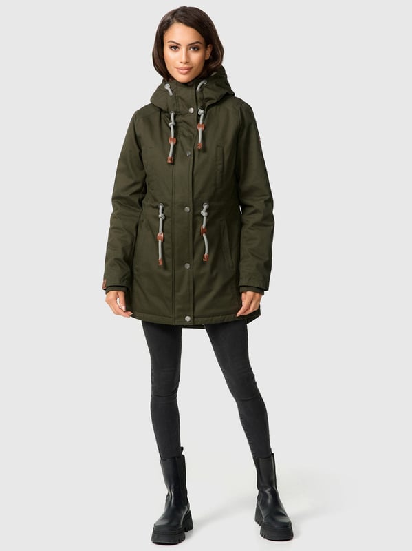 Navahoo Parka Dames – Warme, windafstotende winterjas met teddyvoering & capuchon

Stijlvol en functioneel voor herfst en winter: Deze jas met zachte teddyvoering (behalve de mouwen) houdt je warm en beschermd tegen wind. De getailleerde pasvorm zorgt voor een elegante look.

✔ Warm & windafstotend ontwerp
✔ Capuchon met teddyvoering en trekkoord
✔ Hoge kraag & geribde manchetten
✔ Zijzakken, borstzakken en binnenzak
✔ Stevige ritssluiting & windvanger

Materiaal:
Buitenstof: 100% Katoen
Voering & vulling: 100% Polyester