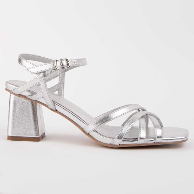 High-Heel Sandale für Damen. Einlegesohle aus 100% natürlichem Leder. Bequemer Sitz. Hergestellt von anderen Marken für unsere Marke. Ungefähre Maße: 6 cm Absatz.