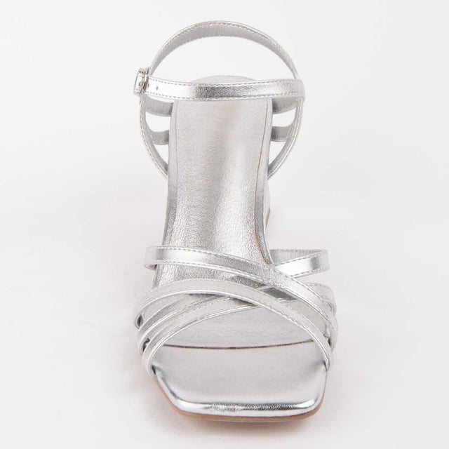 High-Heel Sandale für Damen. Einlegesohle aus 100% natürlichem Leder. Bequemer Sitz. Hergestellt von anderen Marken für unsere Marke. Ungefähre Maße: 6 cm Absatz.