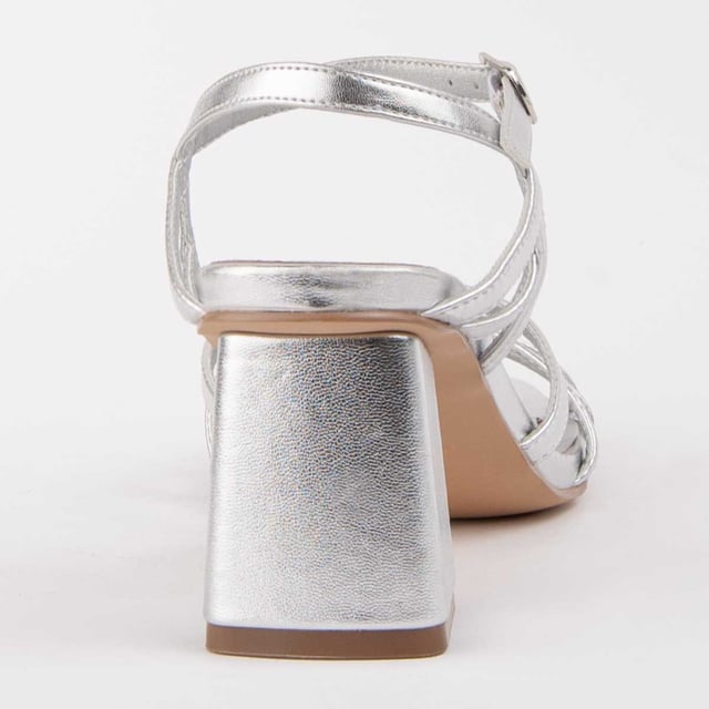 High-Heel Sandale für Damen. Einlegesohle aus 100% natürlichem Leder. Bequemer Sitz. Hergestellt von anderen Marken für unsere Marke. Ungefähre Maße: 6 cm Absatz.