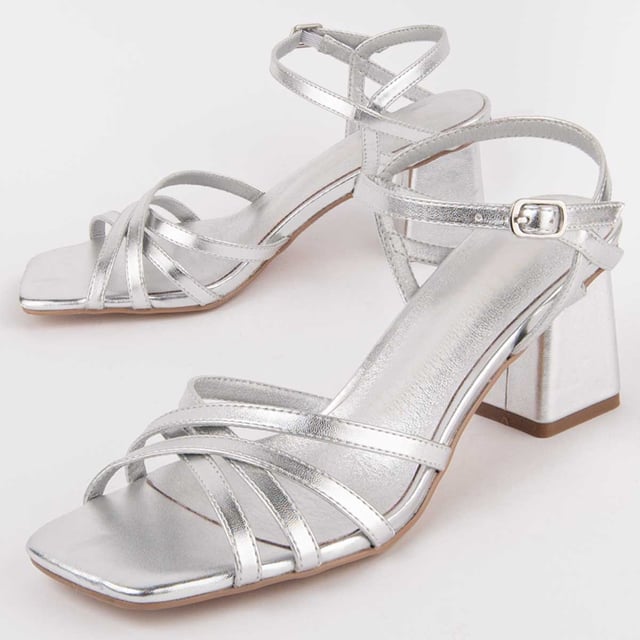 High-Heel Sandale für Damen. Einlegesohle aus 100% natürlichem Leder. Bequemer Sitz. Hergestellt von anderen Marken für unsere Marke. Ungefähre Maße: 6 cm Absatz.