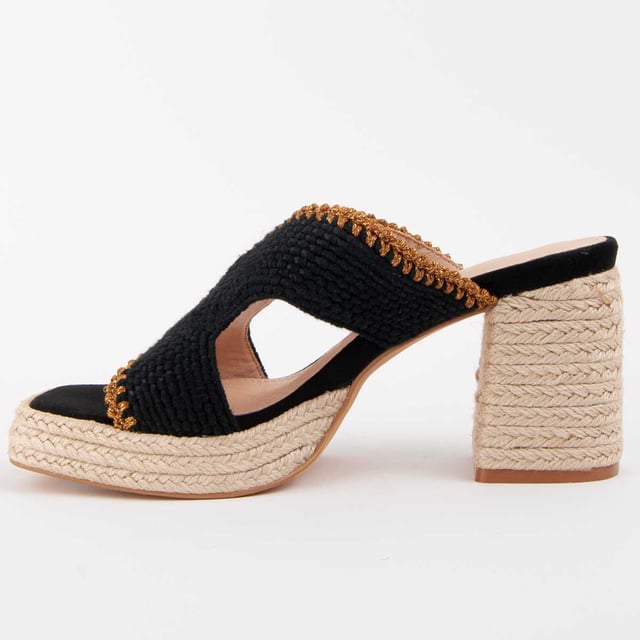 High-Heel Sandale für Damen. Einlegesohle aus 100% natürlichem Leder. Bequemer Sitz. Hergestellt von anderen Marken für unsere Marke. Ungefähre Maße: 10 cm Absatz und 3 cm Plattform.