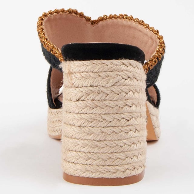 High-Heel Sandale für Damen. Einlegesohle aus 100% natürlichem Leder. Bequemer Sitz. Hergestellt von anderen Marken für unsere Marke. Ungefähre Maße: 10 cm Absatz und 3 cm Plattform.