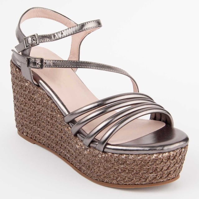 Espadrille Wedges für Damen. Einlegesohle aus 100% natürlichem Leder. Bequemer Sitz. Hergestellt von anderen Marken für unsere Marke. Ungefähre Maße: 10 cm Keilabsatz und 4 cm Plateausohle.