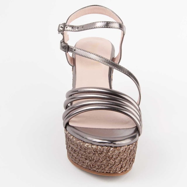 Espadrille Wedges für Damen. Einlegesohle aus 100% natürlichem Leder. Bequemer Sitz. Hergestellt von anderen Marken für unsere Marke. Ungefähre Maße: 10 cm Keilabsatz und 4 cm Plateausohle.