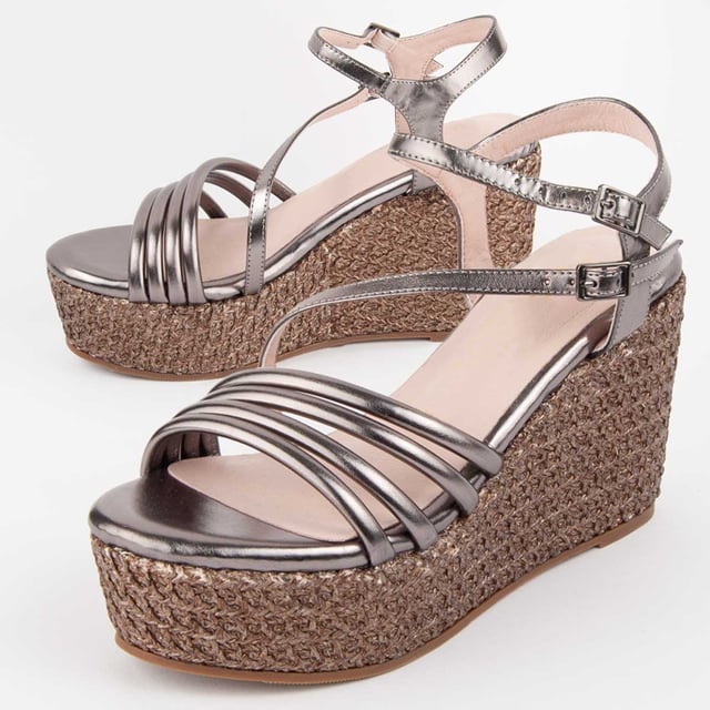 Espadrille Wedges für Damen. Einlegesohle aus 100% natürlichem Leder. Bequemer Sitz. Hergestellt von anderen Marken für unsere Marke. Ungefähre Maße: 10 cm Keilabsatz und 4 cm Plateausohle.