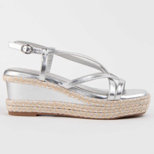 Espadrille Wedges für Damen. Einlegesohle aus 100% natürlichem Leder. Bequemer Sitz. Hergestellt von anderen Marken für unsere Marke. Ungefähre Maße: 7 cm Keil und 3 cm Plattform.