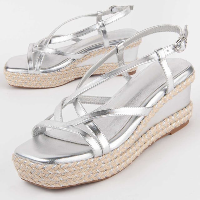 Espadrille Wedges für Damen. Einlegesohle aus 100% natürlichem Leder. Bequemer Sitz. Hergestellt von anderen Marken für unsere Marke. Ungefähre Maße: 7 cm Keil und 3 cm Plattform.