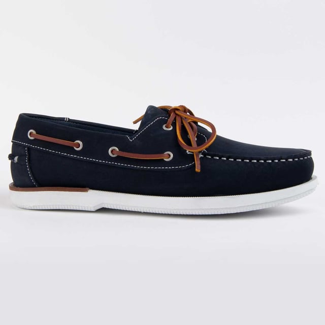 Garantía Purapiel, 10 años de garantía. Náutico casual para hombre. Fabricado en cuero 100% natural libre de Cromo VI. Materiales de máxima calidad. Cosido artesanal. Suela de goma antideslizante. Fabricado por otras marca para nuestra marca.