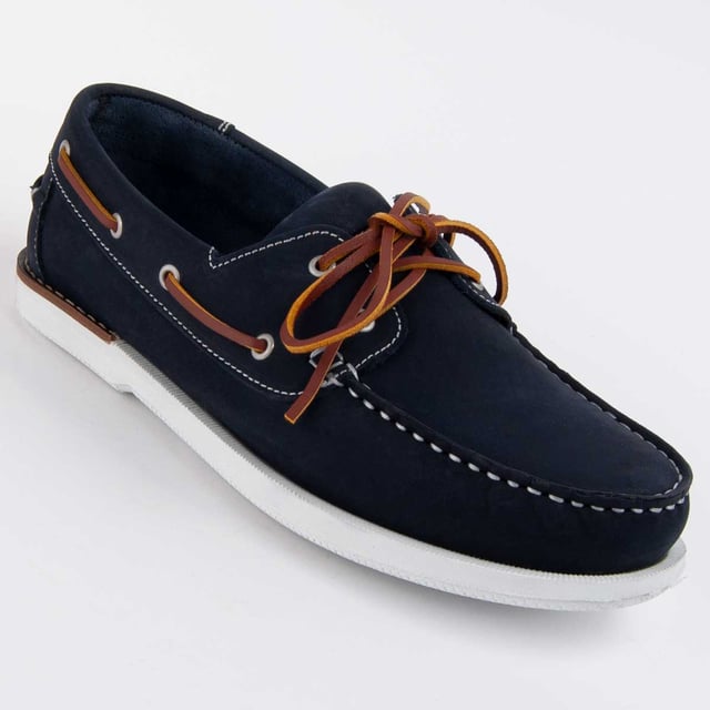 Garantía Purapiel, 10 años de garantía. Náutico casual para hombre. Fabricado en cuero 100% natural libre de Cromo VI. Materiales de máxima calidad. Cosido artesanal. Suela de goma antideslizante. Fabricado por otras marca para nuestra marca.