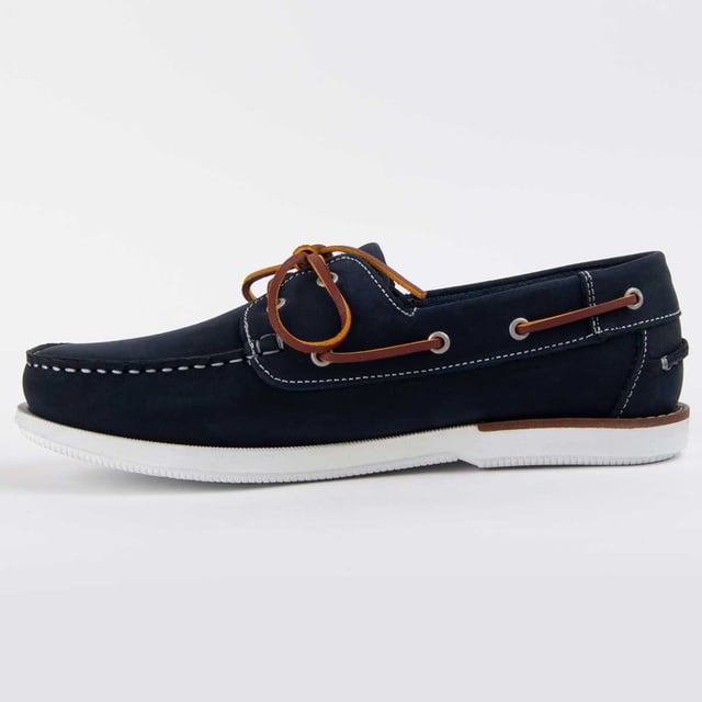 Garantía Purapiel, 10 años de garantía. Náutico casual para hombre. Fabricado en cuero 100% natural libre de Cromo VI. Materiales de máxima calidad. Cosido artesanal. Suela de goma antideslizante. Fabricado por otras marca para nuestra marca.