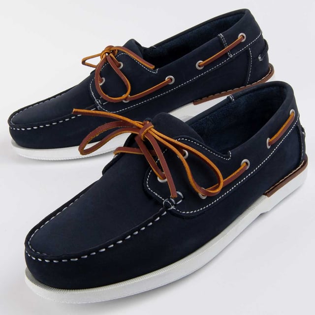 Garantía Purapiel, 10 años de garantía. Náutico casual para hombre. Fabricado en cuero 100% natural libre de Cromo VI. Materiales de máxima calidad. Cosido artesanal. Suela de goma antideslizante. Fabricado por otras marca para nuestra marca.