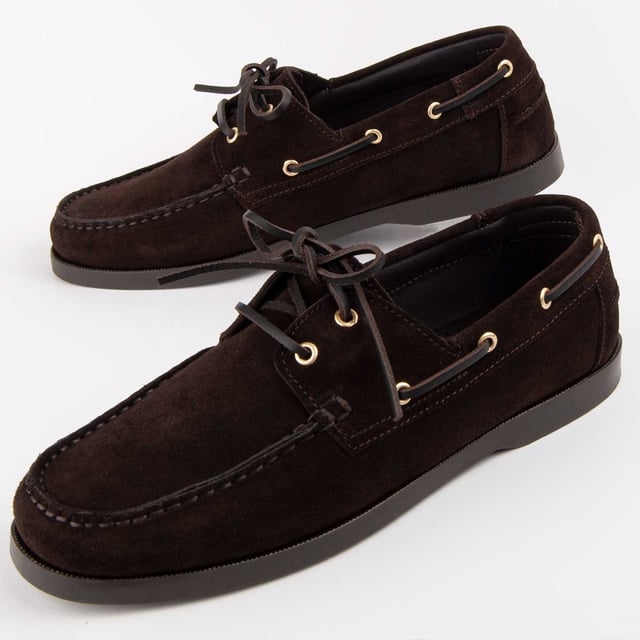 Garantía Purapiel, 10 años de garantía. Náutico casual para hombre. Fabricado en cuero 100% natural libre de Cromo VI. Materiales de máxima calidad. Suela de goma antideslizante. Fabricado por otras marca para nuestra marca.