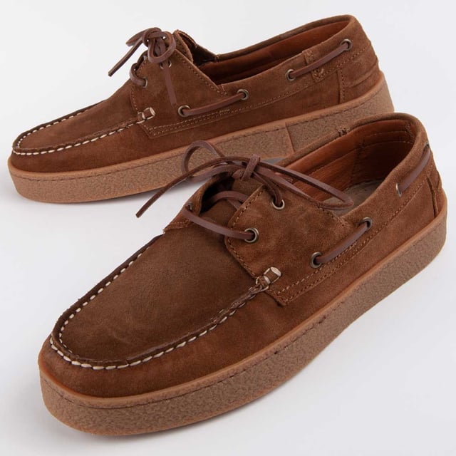 Garantía Purapiel, 10 años de garantía. Náutico casual para hombre. Fabricado en cuero 100% natural libre de Cromo VI. Materiales de máxima calidad. Cosido artesanal. Suela de goma antideslizante. Fabricado por otras marca para nuestra marca.