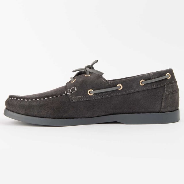 Garantía Purapiel, 10 años de garantía. Náutico casual para hombre. Fabricado en cuero 100% natural libre de Cromo VI. Materiales de máxima calidad. Suela de goma antideslizante. Fabricado por otras marca para nuestra marca.