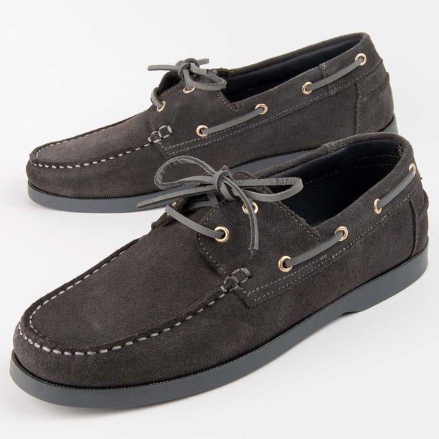Garantía Purapiel, 10 años de garantía. Náutico casual para hombre. Fabricado en cuero 100% natural libre de Cromo VI. Materiales de máxima calidad. Suela de goma antideslizante. Fabricado por otras marca para nuestra marca.
