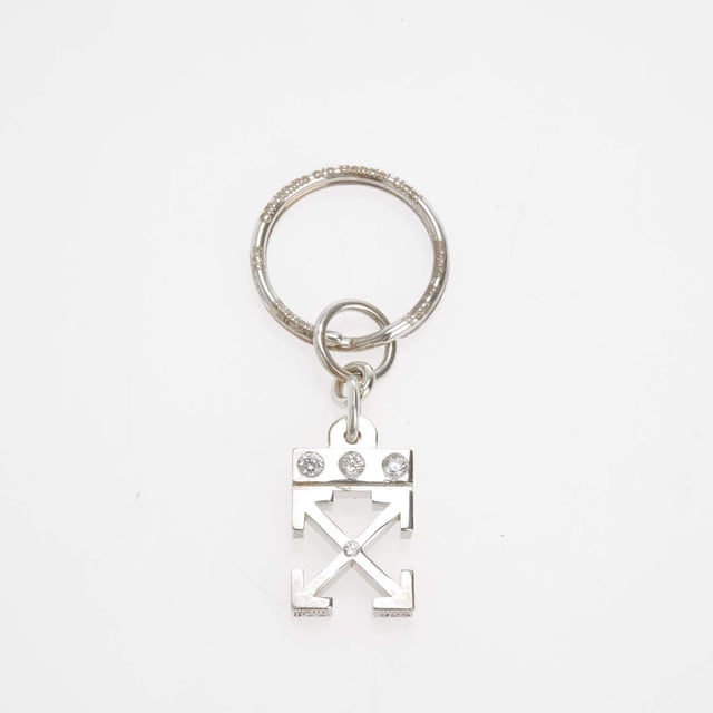 Accessories Off White Gabriel Urist Arrow Key Holder in Silver Off White c/o Gabriel Urist Arrow Key Holder. This collection is a revival of Off-White’s iconic archive pieces, from the Jitney bag, the Cowboy boot and the arrows. The artist Gabriel Urist translated them into necklaces, pins, and keychain accessories. Each creation is defined by it’s metal-forming technique: a combination of hand-carved, machined, fabricated and computer generated parts. These mainly silver sterling pieces include small cubic zirconia and a little bit of brass. Material: 100% Sterling Silver. Ref: OMOE0090017200.