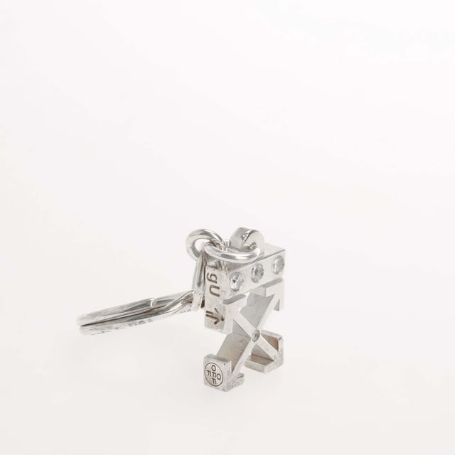 Accessories Off White Gabriel Urist Arrow Key Holder in Silver Off White c/o Gabriel Urist Arrow Key Holder. This collection is a revival of Off-White’s iconic archive pieces, from the Jitney bag, the Cowboy boot and the arrows. The artist Gabriel Urist translated them into necklaces, pins, and keychain accessories. Each creation is defined by it’s metal-forming technique: a combination of hand-carved, machined, fabricated and computer generated parts. These mainly silver sterling pieces include small cubic zirconia and a little bit of brass. Material: 100% Sterling Silver. Ref: OMOE0090017200.