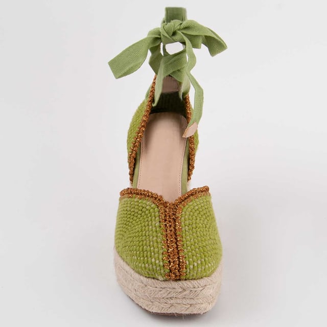 Alpargata de cuña para mujer. Plantilla de piel 100% natural. Calce cómodo. Fabricado por otras marcas para nuestra marca. Medidas aproximadas: 8 cm de cuña y 2 cm de plataforma.