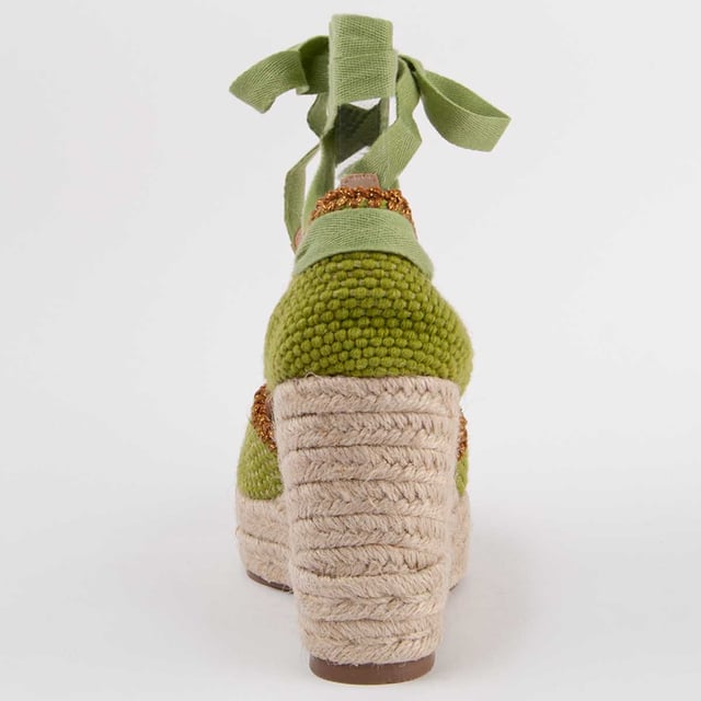 Alpargata de cuña para mujer. Plantilla de piel 100% natural. Calce cómodo. Fabricado por otras marcas para nuestra marca. Medidas aproximadas: 8 cm de cuña y 2 cm de plataforma.