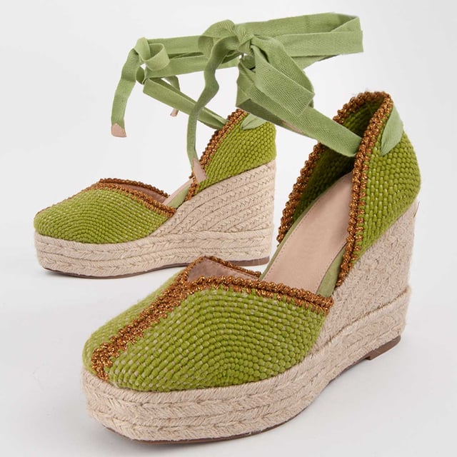 Alpargata de cuña para mujer. Plantilla de piel 100% natural. Calce cómodo. Fabricado por otras marcas para nuestra marca. Medidas aproximadas: 8 cm de cuña y 2 cm de plataforma.