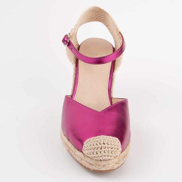 Alpargata de cuña para mujer. Plantilla de piel 100% natural. Calce cómodo. Fabricado por otras marcas para nuestra marca. Medidas aproximadas: 8 cm de cuña y 2 cm de plataforma.