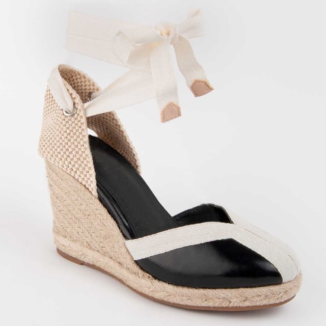 100 % natürliche Leder-Innensohle. Bequeme Passform. Hergestellt von anderen Marken für unsere Marke. Ungefähre Maße: 7 cm Keilabsatz und 2 cm Plattform