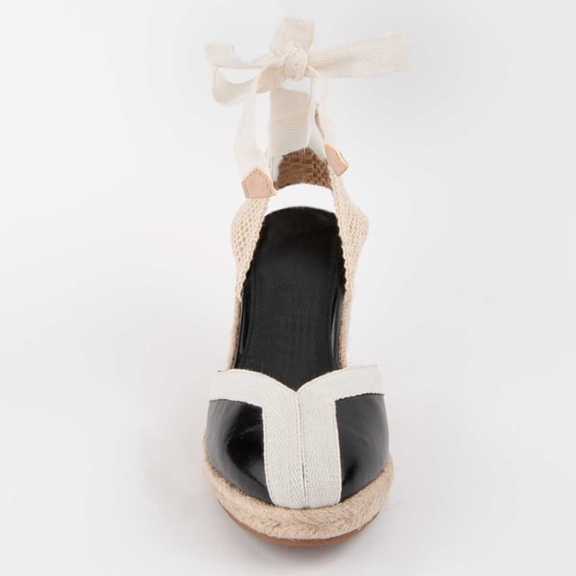 100 % natürliche Leder-Innensohle. Bequeme Passform. Hergestellt von anderen Marken für unsere Marke. Ungefähre Maße: 7 cm Keilabsatz und 2 cm Plattform