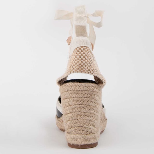 100 % natürliche Leder-Innensohle. Bequeme Passform. Hergestellt von anderen Marken für unsere Marke. Ungefähre Maße: 7 cm Keilabsatz und 2 cm Plattform