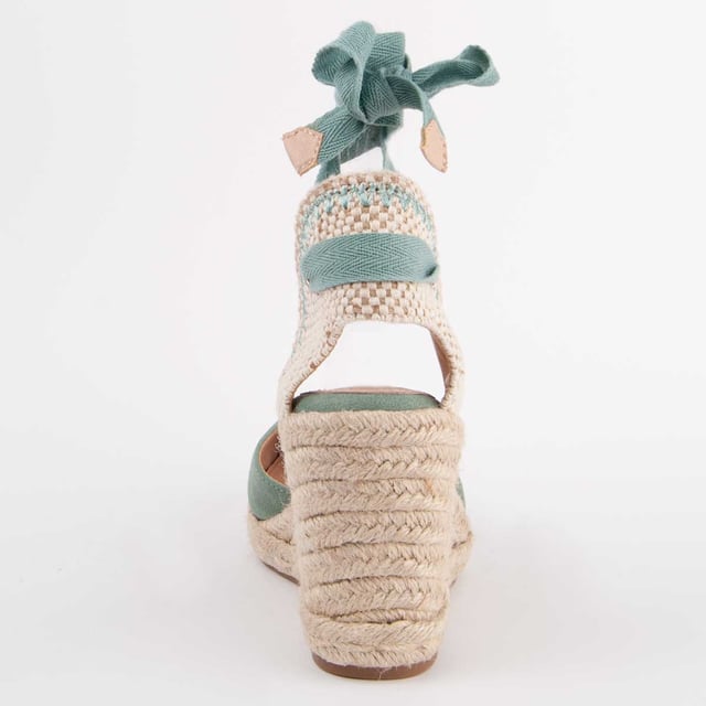 Alpargata de cuña para mujer. Plantilla de piel 100% natural. Calce cómodo. Fabricado por otras marcas para nuestra marca. Medidas aproximadas: 8 cm de cuña y 2 cm de plataforma.