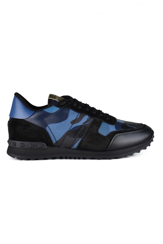 Sneakers Valentino Rockrunner de color blu y camuflaje negro.Ante y cuero.Tacos de goma decorativos. Mostrador de cuero blu.Suela dentada de goma. Cierre con cordones. Made in Italy.\