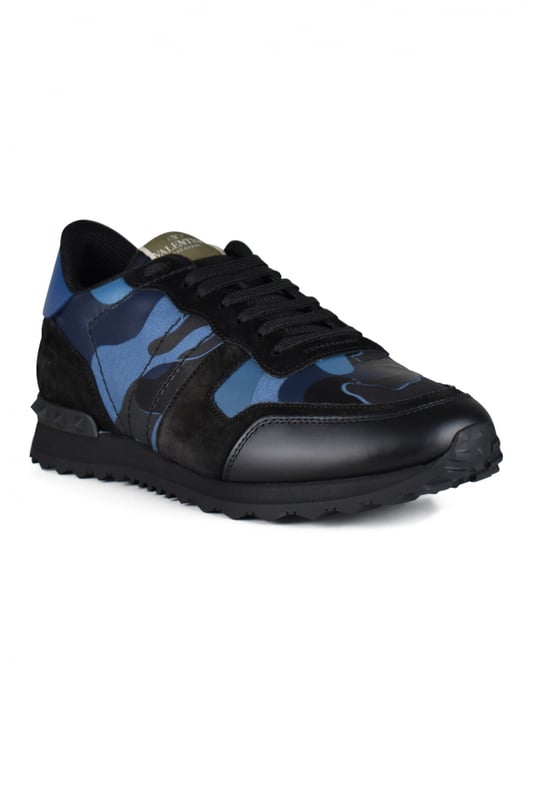 Sneakers Valentino Rockrunner de color blu y camuflaje negro.Ante y cuero.Tacos de goma decorativos. Mostrador de cuero blu.Suela dentada de goma. Cierre con cordones. Made in Italy.\