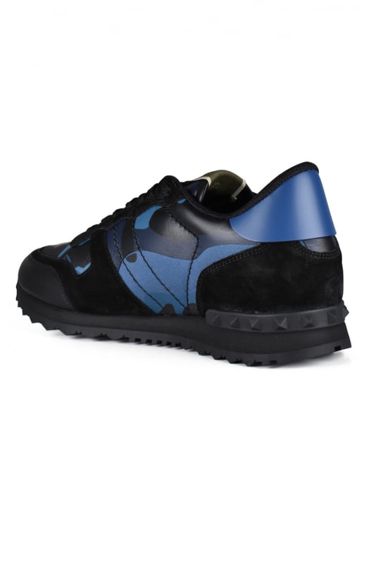 Sneakers Valentino Rockrunner de color blu y camuflaje negro.Ante y cuero.Tacos de goma decorativos. Mostrador de cuero blu.Suela dentada de goma. Cierre con cordones. Made in Italy.\