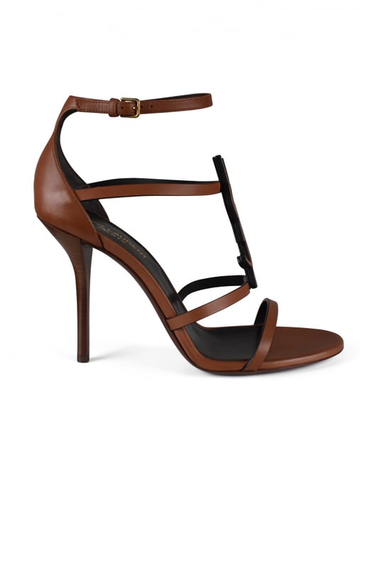 Sandalias Saint Laurent Cassandra de piel marrón. Tiras finas adornadas con una hebilla en el tobillo.Iniciales YSL en metal marrón.Altura del tacón 10 cm.Piel de becerro.Made in Italy.