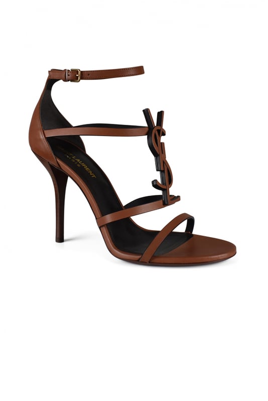 Sandalias Saint Laurent Cassandra de piel marrón. Tiras finas adornadas con una hebilla en el tobillo.Iniciales YSL en metal marrón.Altura del tacón 10 cm.Piel de becerro.Made in Italy.