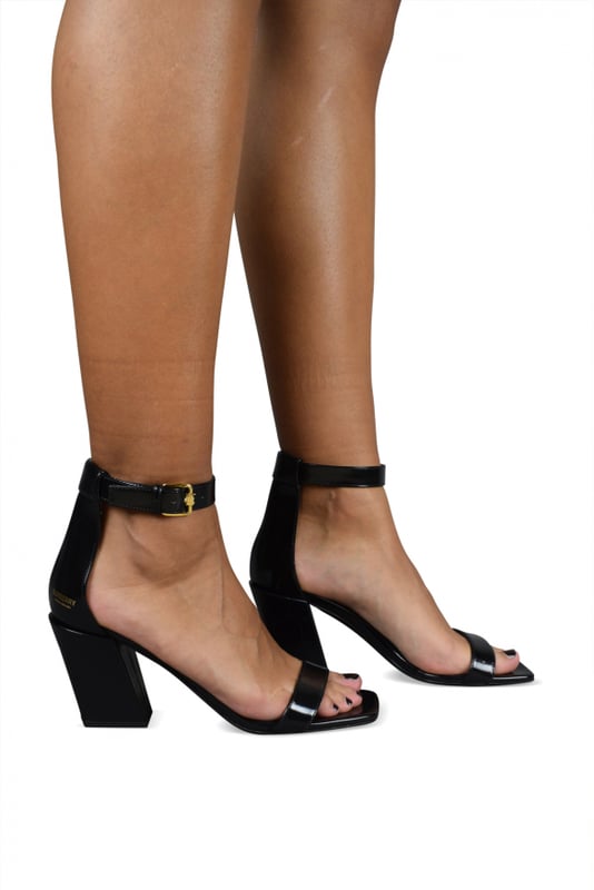 Burberry Sandalias Negro Sandalias de cuero negro de Burberry.Tacón de cocodrilo negro.Grabado en oro Burberry en el exterior del talón.Correa con puntera con logotipo dorado.100% cuero.Made in Italy.
