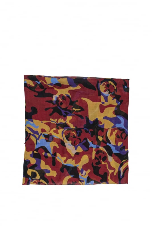 Bufanda de Alexander McQueen.Patrón de camuflaje y calavera roja, amarilla, negra y violeta.85% viscosa, 15% seda.Made in Italy.