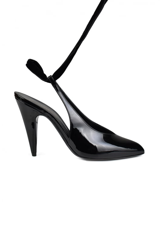 Zapatos de tacón con correa al tobillo anudada de Saint Laurent.Charol negro.Correa de terciopelo anudada al tobillo.Puntera.Tacón alto biselado.Made in Italy.