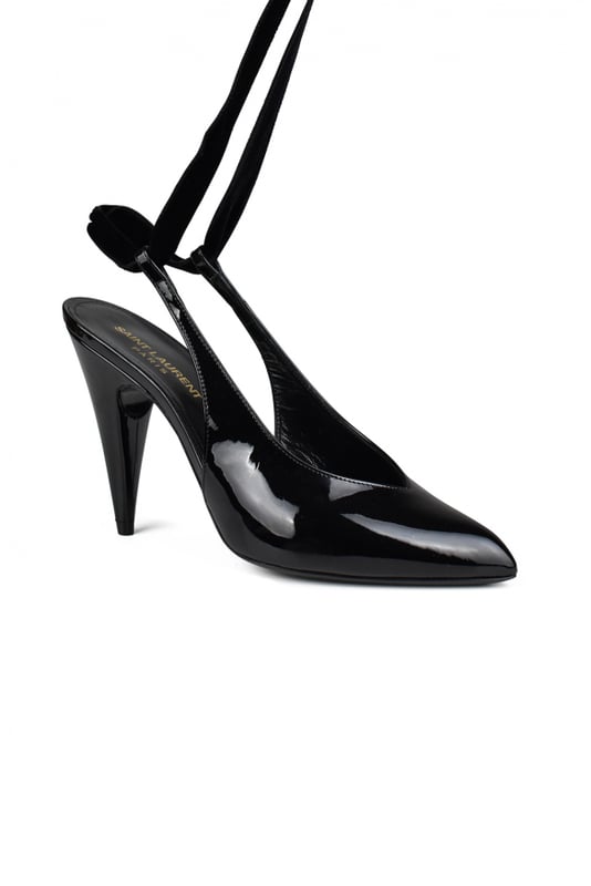 Zapatos de tacón con correa al tobillo anudada de Saint Laurent.Charol negro.Correa de terciopelo anudada al tobillo.Puntera.Tacón alto biselado.Made in Italy.
