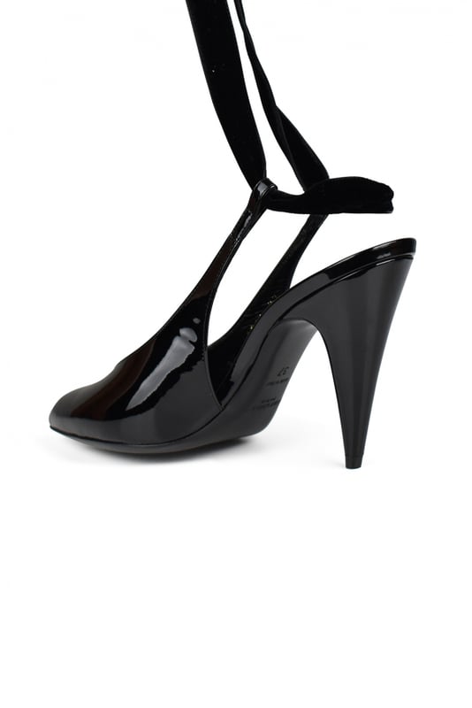 Zapatos de tacón con correa al tobillo anudada de Saint Laurent.Charol negro.Correa de terciopelo anudada al tobillo.Puntera.Tacón alto biselado.Made in Italy.