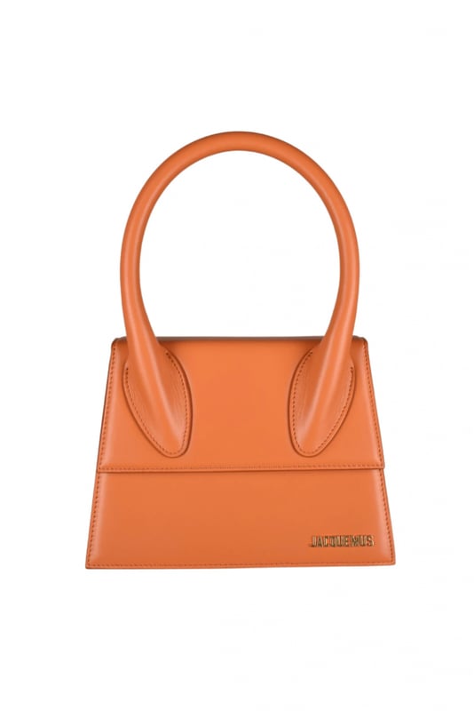 Jacquemus bolso naranja Le Grand Chiquito.En piel lisa.Logotipo dorado de Jacquemus en la parte delantera.Cierre con solapa magnética.Un bolsillo interior.Bandolera ajustable y extraíble.Dimensiones: 22 x 18 cm.Made in Italy.
