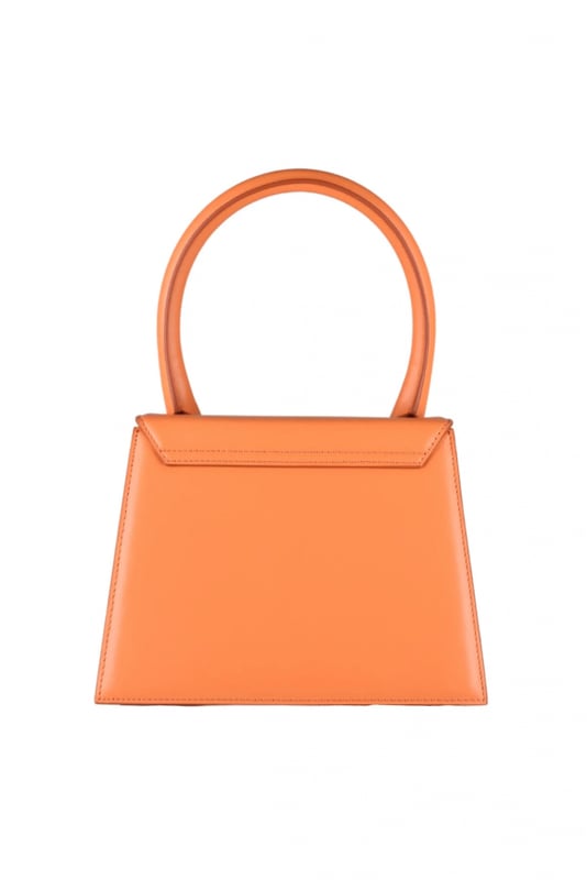 Jacquemus bolso naranja Le Grand Chiquito.En piel lisa.Logotipo dorado de Jacquemus en la parte delantera.Cierre con solapa magnética.Un bolsillo interior.Bandolera ajustable y extraíble.Dimensiones: 22 x 18 cm.Made in Italy.