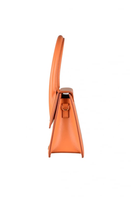 Jacquemus bolso naranja Le Grand Chiquito.En piel lisa.Logotipo dorado de Jacquemus en la parte delantera.Cierre con solapa magnética.Un bolsillo interior.Bandolera ajustable y extraíble.Dimensiones: 22 x 18 cm.Made in Italy.