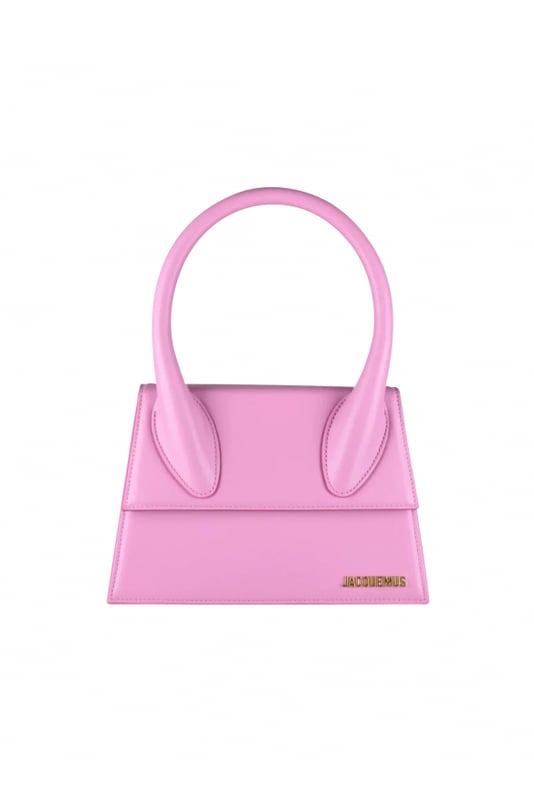 Bolso Jacquemus Le Grand Chiquito en piel rosa.Colección exclusiva Pink 2021.Logotipo de Jacquemus dorado en la parte delantera.Cierre de solapa magnética.Un bolsillo interior.Bandolera desmontable.Dimensiones: 22 x 18 cm.100% cuero.Made in Italy.