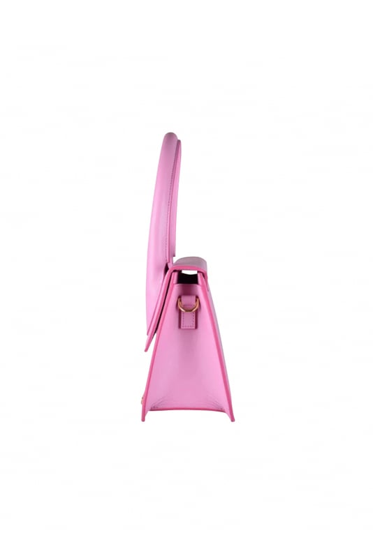Bolso Jacquemus Le Grand Chiquito en piel rosa.Colección exclusiva Pink 2021.Logotipo de Jacquemus dorado en la parte delantera.Cierre de solapa magnética.Un bolsillo interior.Bandolera desmontable.Dimensiones: 22 x 18 cm.100% cuero.Made in Italy.