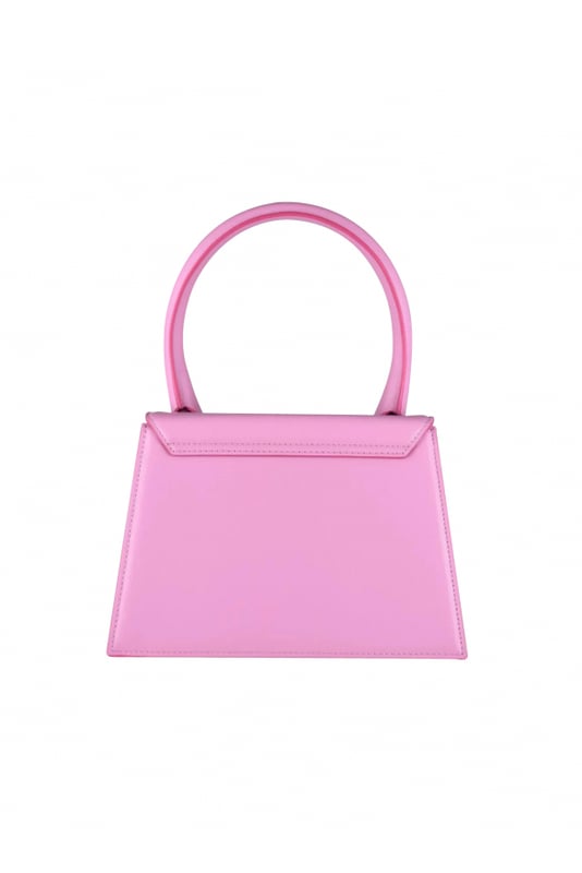 Bolso Jacquemus Le Grand Chiquito en piel rosa.Colección exclusiva Pink 2021.Logotipo de Jacquemus dorado en la parte delantera.Cierre de solapa magnética.Un bolsillo interior.Bandolera desmontable.Dimensiones: 22 x 18 cm.100% cuero.Made in Italy.
